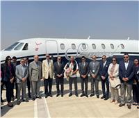 وزيرا الشباب والطيران يشهدان عرضا لبطل مصري لشد طائرة ركاب بـ«أسنانه»