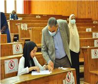 رئيس جامعة كفر الشيخ يتفقد امتحانات كلية الألسن