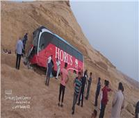 إصابة 24 راكبًا في حادث اصطدام أتوبيس سياحي بجبل في أبو زنيمة | صور