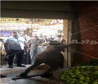 استجابة للمواطنين.. حي الهرم يزيل «حائط مخالف داخل محل» بسوق حسن محمد| صور