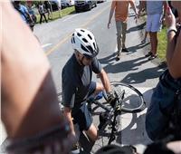 الرئيس الأمريكي يسقط من فوق دراجته الهوائية | فيديو