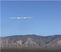 أكبر طائرة في العالم تحلق على ارتفاع 27 ألف قدم.. فيديو