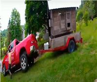 انزلاق شاحنة تجر بيتا للدجاج فوق أرض منحدرة |فيديو