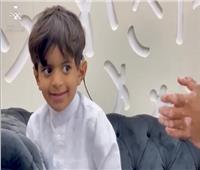 لحظة مؤثرة.. طفل سعودي يسمع لأول مرة | فيديو