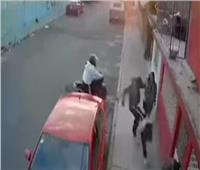 شاب يهرب تاركا صديقته في الشارع للصوص بالمكسيك |فيديو