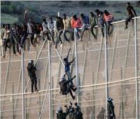 مئات المهاجرين يقتحمون السياج الحدودي في مليلية الإسبانية