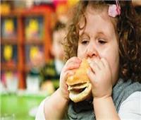 سمنة الأطفال .. السلوكيات الغذائية الخاطئة للأسرة السبب الرئيسي