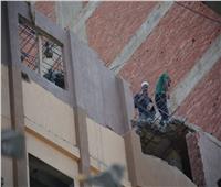محافظ القليوبية يشهد إزالة أدوار مخالفة وبناء بدون ترخيص لمبنى سكني ببنها 