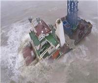 انشطار سفينة إلى نصفين بعدما ضربتها عاصفة قوية | فيديو