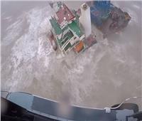 البحر يشطر سفينة ضخمة إلى نصفين ويبتلعها مع طاقمها | فيديو