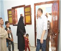  محافظ أسيوط يسلم 48 منزلاً لأصحابها بقرية العقال