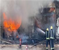 اندلاع حريق ضخم بالمنطقة الصناعية في لافال غربي فرنسا 
