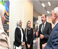 محافظ أسوان يتفقد معرض مشروعات التخرج بكليات الأكاديمية العربية للعلوم