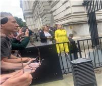 وزيرة التعليم البريطانية ترد علي المحتجين خارج مبني الحكومة بإشارة بذيئة | فيديو