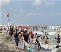 توافد الآلاف على شواطئ مصيف بلطيم في ثالث أيام عيد الأضحى| صور