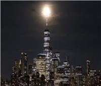 «القمر العملاق» يعتلى قمم أشهر الأماكن بالعالم| صور وفيديو