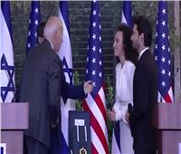 مغنية إسرائيلية تحرج الرئيس الأمريكي وترفض مصافحته |فيديو