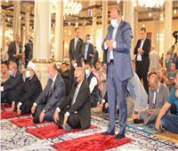 وزير التنمية المحلية يؤدي شعائر صلاة الجمعة بمسجد الحسين 