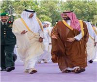 الأمير محمد بن سلمان يستقبل أمير قطر للمشاركة في «قمة جدة» | فيديو