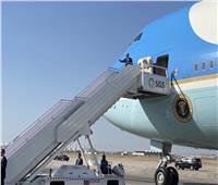 في ختام فعاليات « قمة جدة »  .. أمير مكة يودع الرئيس الأمريكي أثناء مغادرته للبلاد
