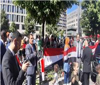 الجالية المصرية في ألمانيا تنتظر الرئيس السيسي بالأعلام
