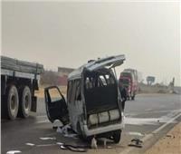 معاينة موقع حادث إصابة 11 عاملا في تصادم سيارة على صحراوي المنيا