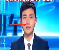 مذيع صيني يتعرض لنزيف مفاجئ على الهواء | فيديو  
