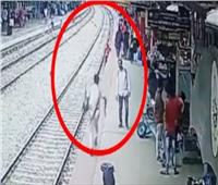 قبل ثوان من مرور القطار.. إنقاذ رجل هندي من الدهس| فيديو  