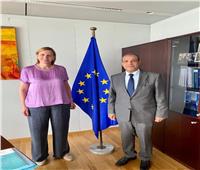 السفير بدر عبد العاطي يبحث مع رئيسة المفوضية الأوروبية قضايا الطاقة والغذاء