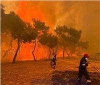 حريق واسع في جزيرة سياحية في اليونان.