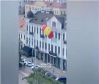 سقوط مظلة من مبنى مرتفع بسبب سرعة الرياح| فيديو   