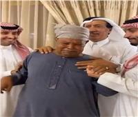 «قصه وفاء».. أسرة سعودية تودع مصريًا عمل لديها لمدة 40 عامًا| فيديو