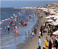 شاطئ بورسعيد يشهد إقبالًا كبيرًا في العطلة الأسبوعية | صور