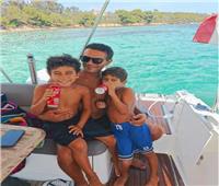 آسر ياسين يستمتع بالعطلة الصيفية مع أولاده