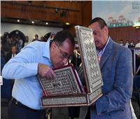 هدية تذكارية لرئيس الوزراء خلال زيارته لمحافظة البحيرة