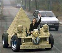 مصرية تروج للسياحة فى ألمانيا بسيارة هرمية تحمل نماذج لأبو الهول وقناع تون عنخ آمون