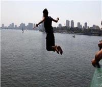 ضابط الشرطة الشجاع ينقذ حياة شخص قفز من أعلى كوبري في النيل بالدقي