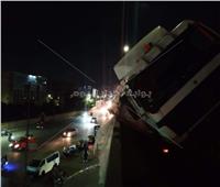 توقف حركة المرور أعلى كوبري سندوب بالدقهلية بعد انقلاب تريلا | صور