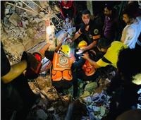 شاهد| الدفاع المدني الفلسطيني في غزة يحاول انتشال الأطفال الناجين أسفل أنقاض رفح