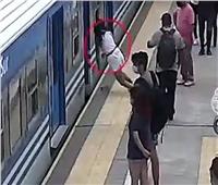 لحظات تحبس الأنفاس.. إنقاذ فتاة سقطت أسفل قطار متحرك |فيديو 	  