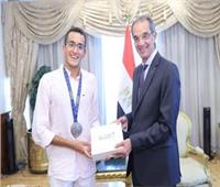 وزير الاتصالات يكرم طالب جامعة مصر للمعلوماتية لفوزه بفضية العالم للخماسي الحديث
