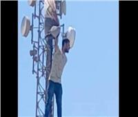 شاب يطالب بعودته للعمل ويهدد بالقفز من أعلى برج إرسال هوائي في المنيا 