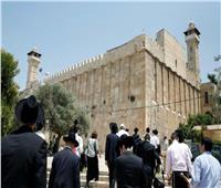 بحماية «قوات الاحتلال».. مستوطنون إسرائيليون يقتحمون الحرم الإبراهيمي في الخليل