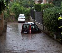 العواصف والفيضانات تغرق المنازل والسيارات في إيطاليا | فيديو
