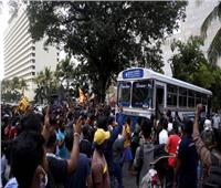 المتظاهرون يفككون موقع الاحتجاجات في سريلانكا والرئيس السابق يتوجه إلى تايلاند