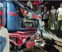 محافظ أسوان يتابع تداعيات حادث تصادم سيارتين بالطريق الزراعي ووفاة 11 مواطناً 