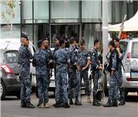 لبناني يحتجز رهائن بقوة السلاح في أحد البنوك| فيديو 