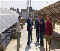 تركيب ألواح الطاقة الشمسية أعلى المباني بـ«أحياء القاهرة الشمالية» 
