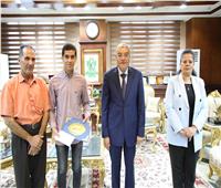 محافظ المنيا يكرم الطالب «مارك ناجح» الحاصل على المركز الرابع بالثانوية العامة