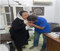 مدير مستشفى العيون بالبحيرة يقبل يد معلمته في الإبتدائية داخل عيادته